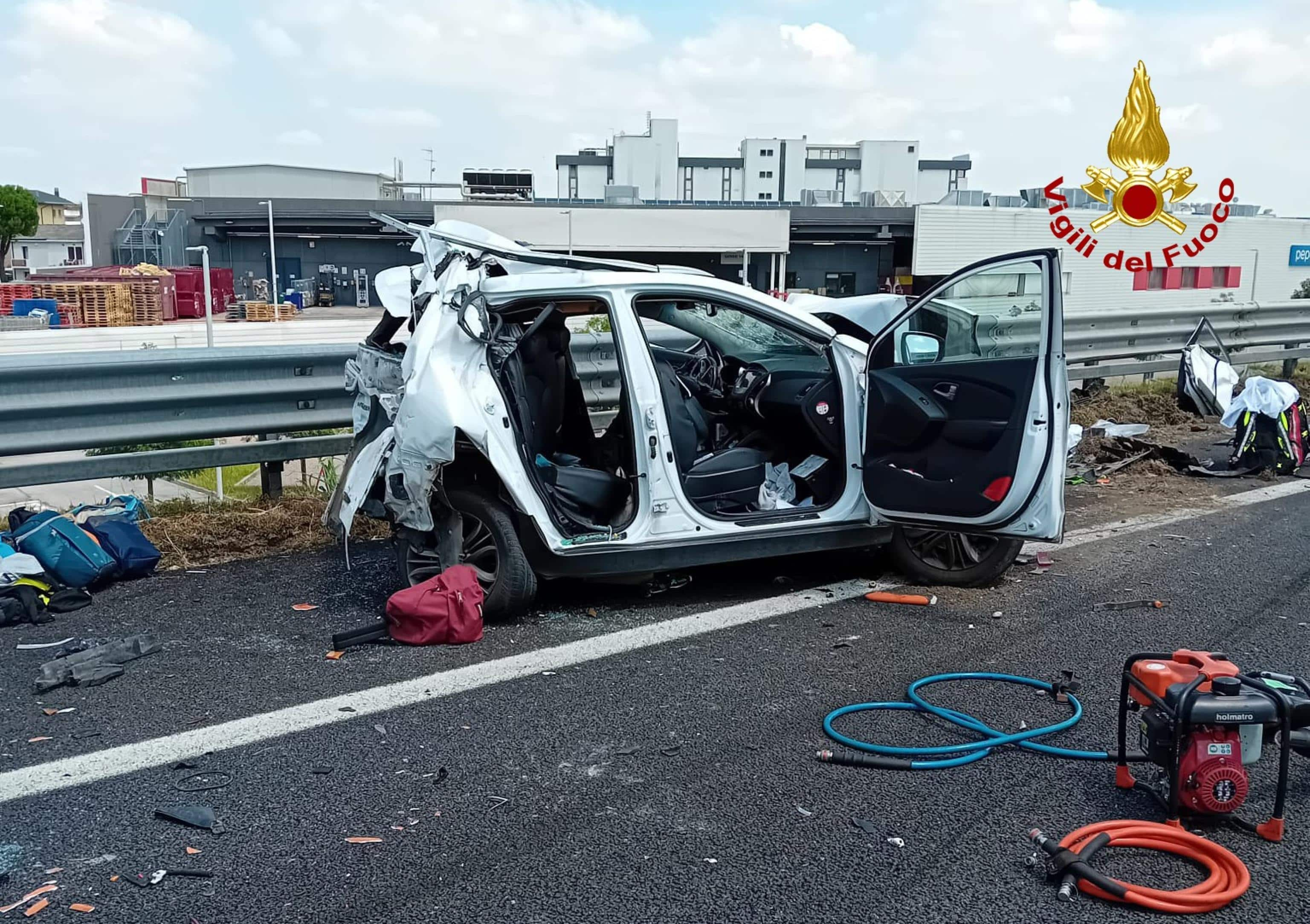 Una persona è morta e altre sono rimaste ferite in un incidente stradale sull'autostrada A4, nel tratto del comune di Vigonza (Padova), nel quale sono rimaste coinvolte un mezzo pesante e varie automobili. L'autostrada è stata bloccata al traffico e sono state chiuse le entrate di accesso per chi è diretto a Padova, Bologna e Milano. L'incidente è avvenuto in direzione Milano. all'altezza dello svincolo per la A13 Bologna. Sul posto sono intervenute pattuglie della Polizia stradale di Mestre, i Vigili del fuoco, il Suem 118, e anche un elisoccorso e gli ausiliari della viabilità di Concessioni Autostradali Venete coordinati dal Centro operativo di Mestre, che ha disposto l'interruzione del traffico su entrambe le carreggiate per favorire i soccorsi ai feriti. Di conseguenza, il traffico risulta bloccato e le code raggiungono diversi chilometri sia in direzione Milano che Trieste. 
ANSA/   ANSA PROVIDES ACCESS TO THIS HANDOUT PHOTO TO BE USED SOLELY TO ILLUSTRATE NEWS REPORTING OR COMMENTARY ON THE FACTS OR EVENTS DEPICTED IN THIS IMAGE; NO ARCHIVING; NO LICENSING NPK