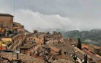 Centro storico di Perugia avvolto dalla nebbia, come solitamente accade nei mesi dell'autunno inoltrato, stamani dopo un temporale che ha interessato diverse zone della citt‡. La pioggia Ë caduta intensa, accompagnata da qualche fulmine e dal vento. Non vengono comunque al momento segnalati danni particolari. La temperatura non ha tuttavia registrato un particolare abbassamento, mantenendosi su valori gradevoli. Terminata la pioggia Ë comparsa la nebbia, mentre il cielo Ë rimasto nuvoloso formando di fatto un unico scenario grigio.
ANSA/Claudio Sebastiani