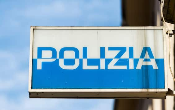 Traffico migranti, polizia chiude mille pagine social che promuovevano viaggi illegali