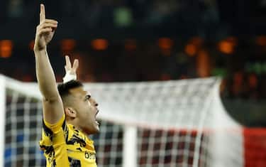 epa11942756 Lautaro Martinez of Inter celebrates scoring the 2-0 lead during the UEFA Champions League Round of 16 soccer match between Feyenoord and Inter at Feyenoord Stadium de Kuip in Rotterdam, Netherlands, 05 March 2025.  EPA/KOEN VAN WEEL