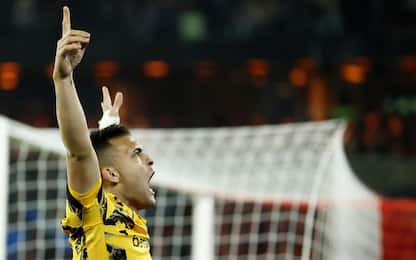 epa11942756 Lautaro Martinez of Inter celebrates scoring the 2-0 lead during the UEFA Champions League Round of 16 soccer match between Feyenoord and Inter at Feyenoord Stadium de Kuip in Rotterdam, Netherlands, 05 March 2025.  EPA/KOEN VAN WEEL