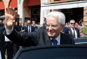 Il Presidente della Repubblica Sergio Mattarella saluta i cittadini nel corso della visita a Forlì, 30 maggio 2023.  
An handout image provided by Quirinale press office shows Italian President Sergio Mattarella greeting the citizens on the occasion of his visit to the areas of Emilia-Romagna affected by the flood, in Forlì, Italy, 30 May 2023.
ANSA/PAOLO GIANDOTTI - UFFICIO STAMPA PER LA STAMPA E LA COMUNICAZIONE DELLA PRESIDENZA DELLA REPUBBLICA ++HO - NO SALES EDITORIAL USE ONLY++ NPK++