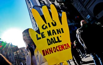La manifestazione davanti al teatro Trianon di Napoli contro le violenze in Iran promossa da Marisa Laurito al quale hanno aderito numerosi artisti e associazioni con una petizione che in pochi giorni ha raccolto 85mila firme, 7 gennaio 2023
ANSA / CIRO FUSCO