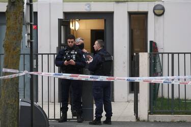epa11044468 French police stand in front of a building where five bodies were found dead in Meaux, near Paris, France, 26 December 2023. Five bodies, of a mother and her four children were found dead by French police in an apartment on the evening of 25 December. Jean-Baptiste Bladier, the local prosecutor confirmed that a homicide investigation has been launched after the five bodies were found.  EPA/Christophe Petit Tesson
