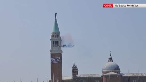 Venezia, protesta contro nozze Jeff Bezos: spunta striscion