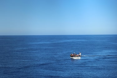 Un'immagine diffusa da MSF l'8 giugno 2024. Verranno sbarcati a Lampedusa gli 11 cadaveri recuperati, ieri, in area Sar libica, dalla nave ong Geo Barents di Medici senza frontiere. Ad autorizzare lo sbarco delle salme è stato il ministero dell'Interno. Verrà impegnata, fra qualche ora, una motovedetta della guardia costiera di Lampedusa per il trasbordo: la nave è troppo grande per riuscire ad ormeggiare al porto della maggiore isola delle Pelagie. Dopo il trasbordo dei cadaveri, la Geo Barents, che ha a bordo 165 persone, proseguirà per il porto sicuro assegnato di Genova. Gli 11 cadaveri di migranti erano stati avvistati ieri, dopo un naufragio, dall'aereo Seabird di Seawatch e la nave Geo Barents di Medici senza frontiere, che si trovava in zona dopo aver soccorso due imbarcazioni, è stata autorizzata al recupero.
ANSA/ US/ MSF/ FREDERIC SEGUIN
+++ ANSA PROVIDES ACCESS TO THIS HANDOUT PHOTO TO BE USED SOLELY TO ILLUSTRATE   NEWS REPORTING OR COMMENTARY ON THE FACTS OR EVENTS DEPICTED IN THIS IMAGE; NO   ARCHIVING; NO LICENSING +++ NPK +++