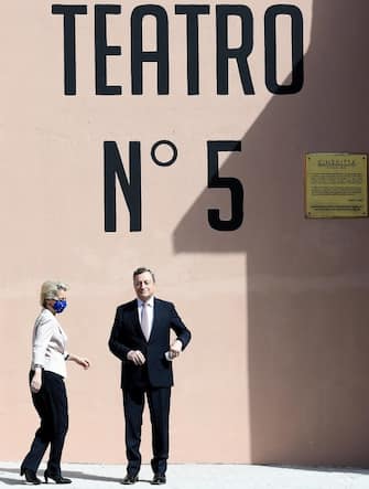 Il premier italiano Mario Draghi (a destra) e la presidente della Commissione europea Ursula von der Leyen