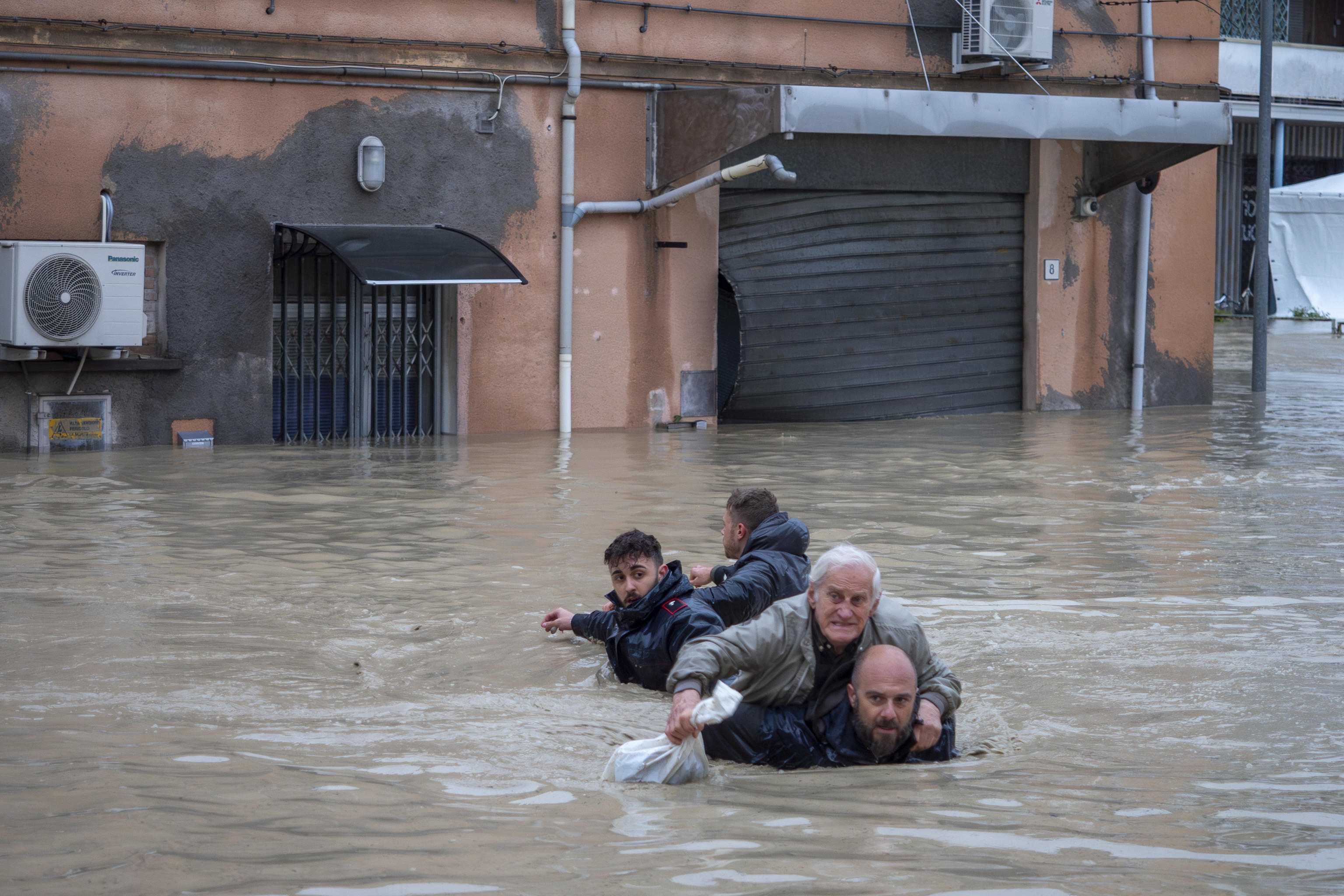 Alluvione Emilia Romagna, Cervia allagata: il video di Sky TG24 sul ...