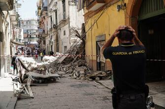 La palazzina di tre piani crollata a Torre del Greco, in provincia di Napoli, 16 luglio 2023. Sono tre, nessuna delle quali in pericolo di vita, le persone estratte vive dalle macerie della palazzina crollata a Torre del Greco e condotte in ospedale. Le condizioni più serie sono quelle di una 19enne, ricoverata con fratture in varie parti del corpo. Sono state medicate per lievi ferite anche due persone che transitavano in strada al momento del crollo, colpite da alcuni frammenti. E' questo al momento il bilancio delle operazioni di soccorso, che comunque proseguono./// The three-story building that collapsed in the province of Naples town of Torre del Greco, Italy, 16 July 2023. There are three people, none of them in danger of life, extracted alive from the rubble of the collapsed building in Torre del Greco and taken to hospital. The most serious conditions are those of a 19-year-old, hospitalized with fractures in various parts of her body. Two people who were passing on the street at the time of the collapse, hit by some fragments, were also treated for minor injuries. This is at the moment the balance sheet of the rescue operations, which are still going on. ANSA/CESARE ABBATE