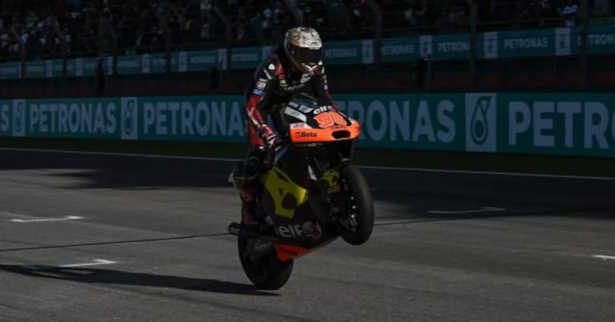 https://static.sky.it/editorialimages/20fcf0d6246b226f489ee5dbd862d119cb5dca46/skysport/it/motori/motogp/2025/10/26/moto-2-gp-malesia-gara-sepang-risultato-oggi/og_dixon_dorna.jpg?im=Resize,width=1218