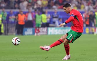 epa11451182 Cristiano Ronaldo of Portugal takes a free kick during the UEFA EURO 2024 Round of 16 soccer match between Portugal and Slovenia, in Frankfurt Main, Germany, 01 July 2024.  EPA/OLIVIER MATTHYS