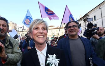 "Questo risultato è figlio del buon governo di questi dieci anni. E' un'emozione essere la prima donna sindaco di Brescia, soddisfazione aver vinto al primo turno. La città ha dato una chiara indicazione della strada da percorrere»: queste le prime parole di Laura Castelletti, candidata del centrosinistra, che in piazza della Loggia a Brescia festeggia quella che si profila essere la vittoria alle Amministrative 2023.
ANSA/FILIPPO VENEZIA