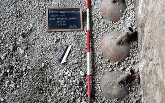 Gli scheletri di due nuove vittime di un terremoto, trovate a Pompei durante uno scavo nell'Insula dei Casti Amanti, in una foto diffusa il 16 maggio 2023. Sono le vittime di un terremoto che ha accompagnato l'eruzione, ritrovate sotto il crollo di un muro avvenuto tra la fase finale di sedimentazione dei lapilli. ANSA/ UFFICIO STAMPA MINISTERO DELLA CULTURA ++HO - NO SALES EDITORIAL USE ONLY +NPK+