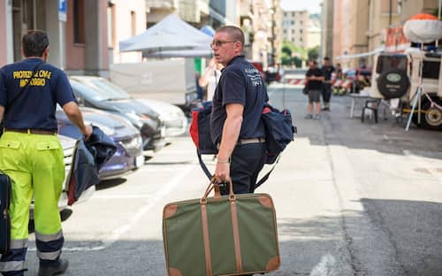 GENOVA, LIGURIA, ITALY - 2018/08/20: Displaced people take away property from homes before they are demolished after the collapse of the Ponte Morandi on August 14 in Genoa causing the death of 43 people. (Photo by Stefano Guidi/LightRocket via Getty Images)