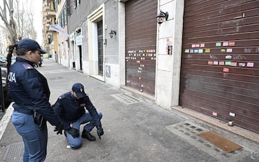 Polizia all esterno di un pub in viale Angelico dove è avvenuto un raid di ultrà laziali sfociato in un accoltellamento. Roma, 11 gennaio 2024. ANSA/CLAUDIO PERI