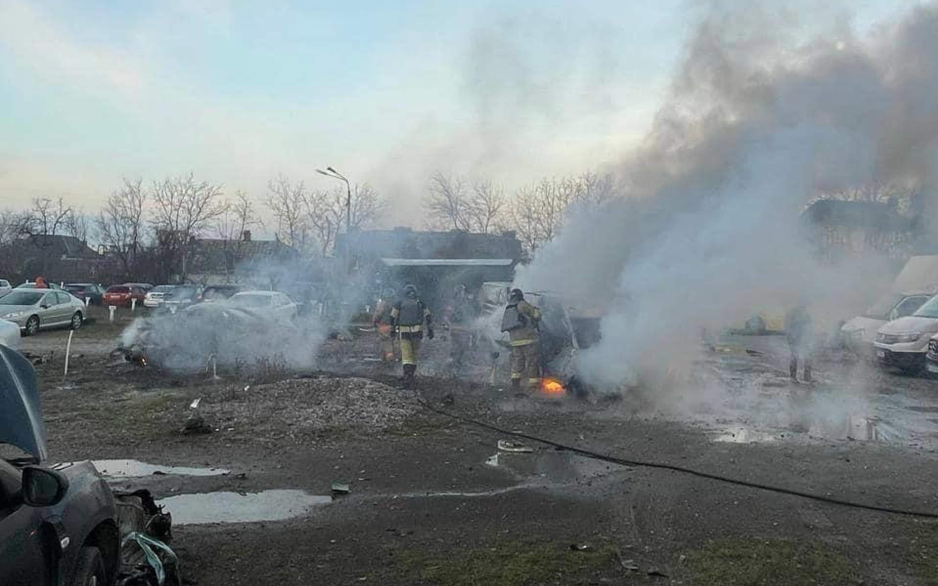 Vigili del fuoco al lavoro dopo i bombardamenti russi, Ucraina, 29 dicembre 2023