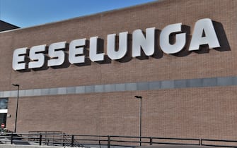 ESSELUNGA SUPERSTORE SIGN ON THE WALL.