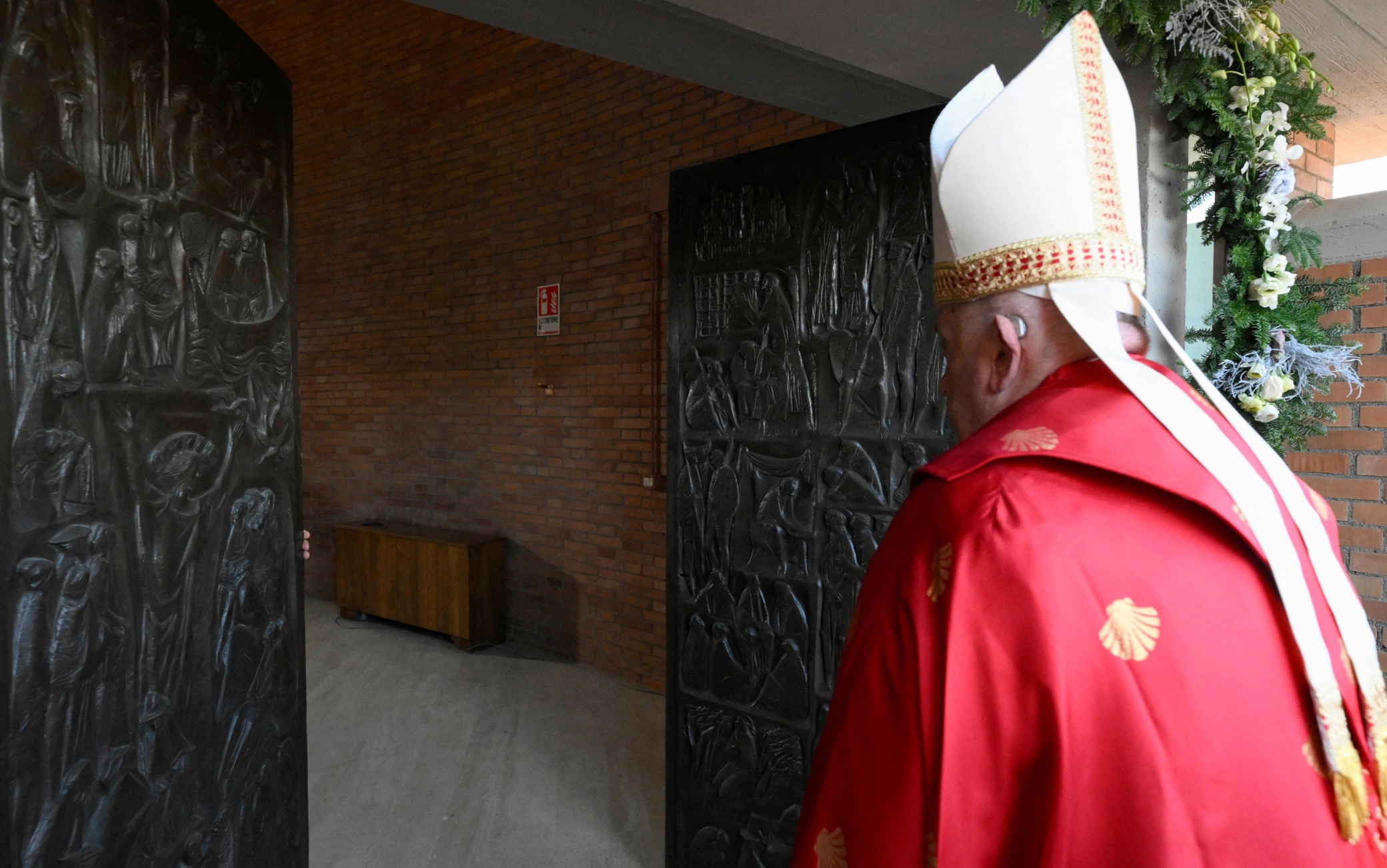 Giubileo 2025, Papa Francesco apre Porta Santa nel carcere di Rebibbia