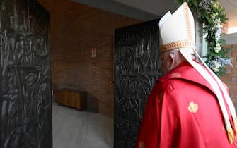 papa francesco porta santa rebibbia This photo taken and handout on December 26, 2024 by The Vatican Media shows Pope Francis opening a Holy Door at Rebibbia Penitentiary on Saint Stephen day in Rome as part of the Catholic Jubilee Year. (Photo by Handout / VATICAN MEDIA / AFP) / RESTRICTED TO EDITORIAL USE - MANDATORY CREDIT "AFP PHOTO / VATICAN MEDIA" - NO MARKETING - NO ADVERTISING CAMPAIGNS - DISTRIBUTED AS A SERVICE TO CLIENTS