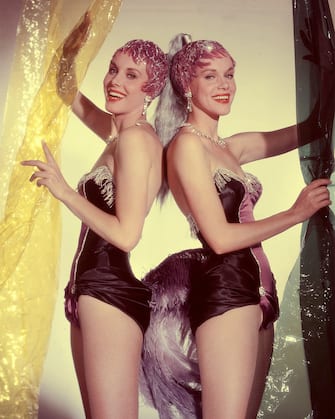 Alice und Ellen Kessler - Die Kessler-Zwillinge im ShowkostÃ¼m. Studioaufnahme, 1959. Alice and Ellen Kessler - The Kessler Twins - Studio Still, 1959.