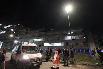 Un'ambulanza arriva alla Vela celeste, dopo il crollo del ballatoio a Scampia, Napoli, 22 luglio 2024. ANSA / CESARE ABBATE