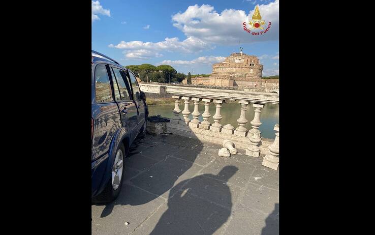 L'automobile finita contro la balaustra di Ponte Vittorio Emanuele II L'automobile finita contro la balaustra di Ponte Vittorio Emanuele II