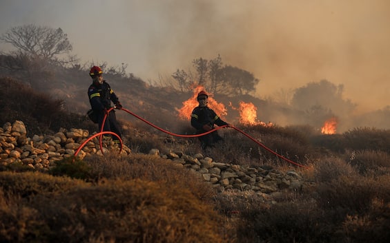 Incendio Creta, situazione in miglioramento. Prosegue ondata di caldo