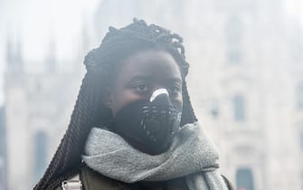 Smog, inquinamento, persone che indossano mascherine per respirare
