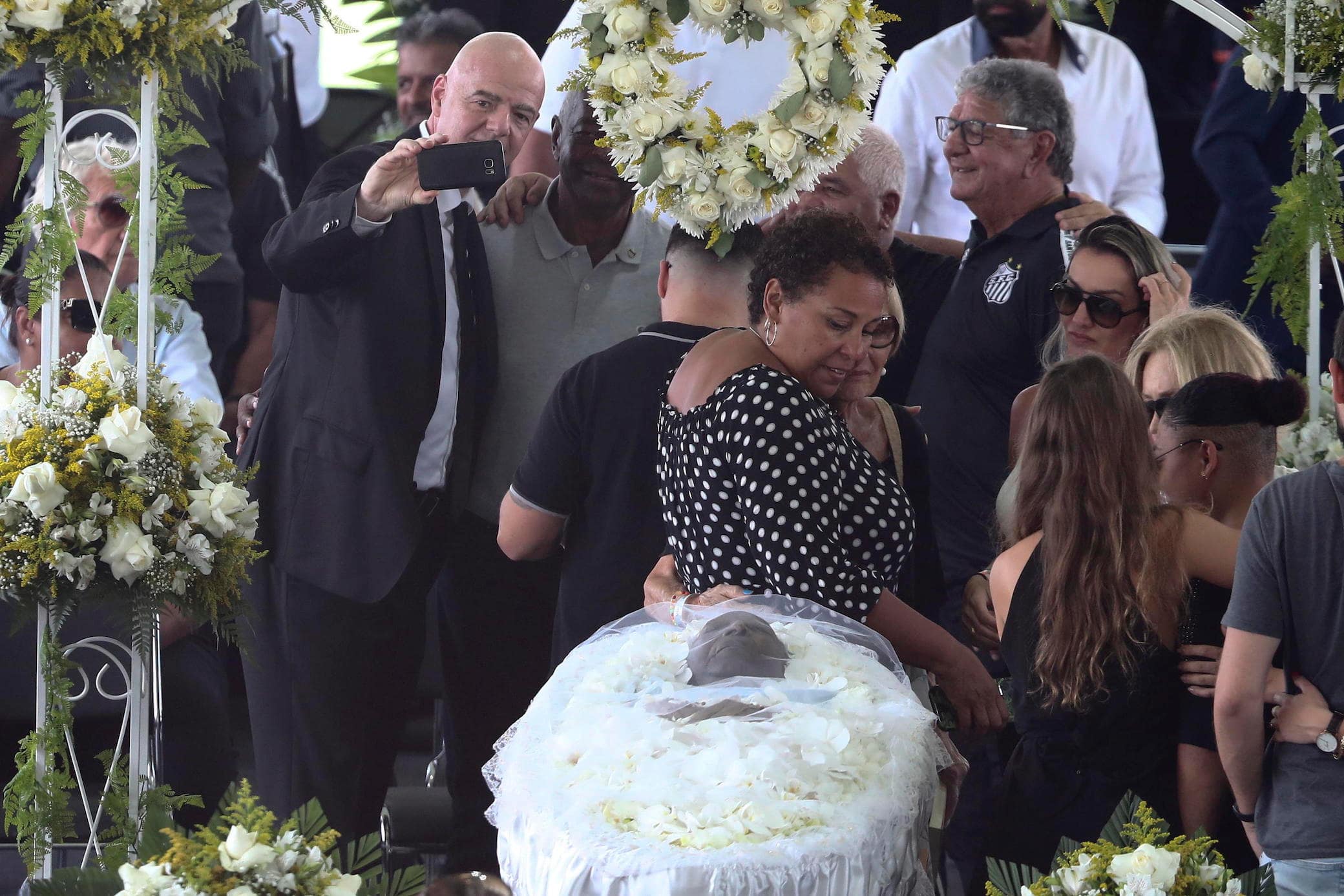 epa10386557 FIFA President Gianni Infantino (L) attends late soccer legend Edson Arantes do Nascimento 'Pele' wake at the Vila Belmiro stadium in Santos, Brazil, 02 January 2023. Several Brazilian soccer fans spent the night lining up to attend Pele's wake after the soccer legend died on 29 December 2022 aged 82.  EPA/Sebastiao Moreira