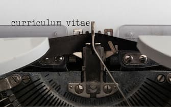 Un curriculum su una macchina da scrivere