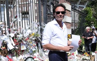 Funerali Delon epa11562602 Anthony Delon inspects offerings placed by fans paying tribute to his father, recently deceased French actor Alain Delon, on the gates of the family property in Douchy, France, 24 August 2024. French film legend Alain Delon passed away aged 88 in Duchy, France, his family said in a statement on 18 August. EPA/Christophe PETIT TESSON