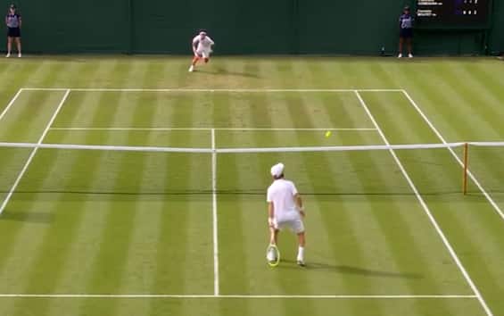 https://static.sky.it/editorialimages/219d9261f5065d1973e16c2f5b8eb9cae5f1cf33/skysport/it/tennis/video/2025/07/02/wimbledon-moutet-comesana-punto-video/moutet.jpg?im=Resize,width=565