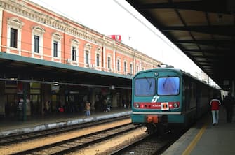 Un treno alla stazione di Bari in una foto d'archivio. ANSA/LUCA TURI