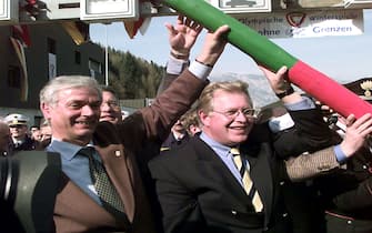 TARVISIO:GIANCARLO CRUDER E CHRISTOF ZERNATO TOLGONO LA SBARRA AL CONFINE ITALO AUSTRIACO DI COCCAU