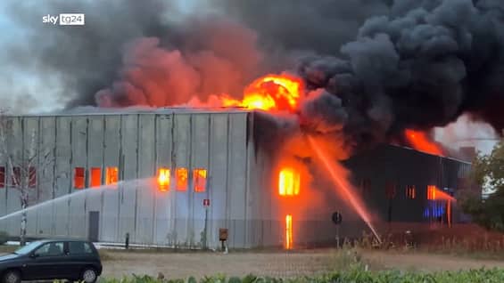 Torino, maxi incendio in un Torino, maxi incendio in un