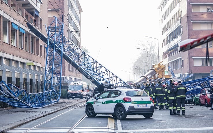 Crollo di una gru in via Genova, un morto tra gli operai, 18 dicembre 2021. ANSA/JESSICA PASQUALON