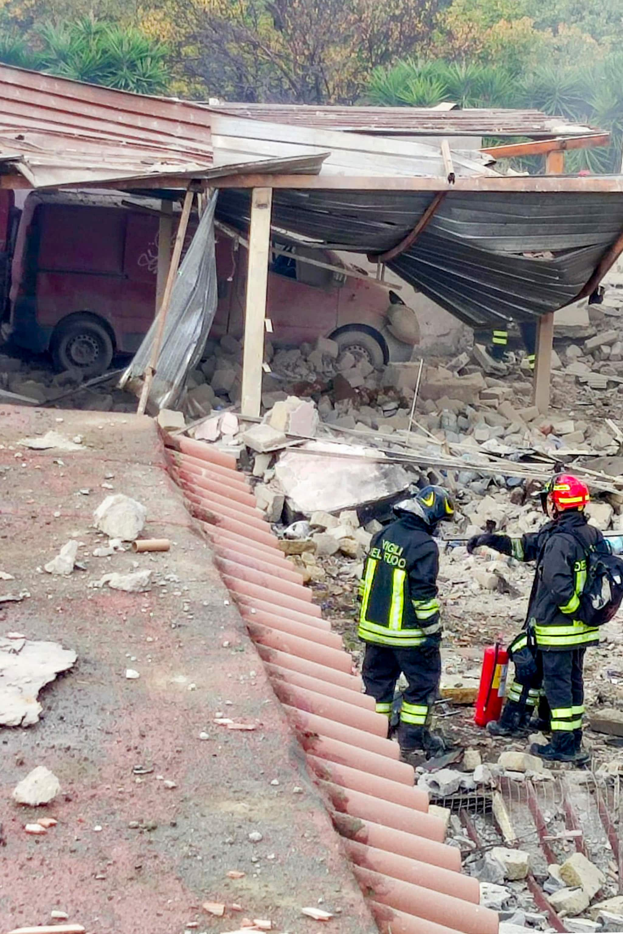 Vigili del fuoco al lavoro ad Ercolano (Napoli) dove una forte esplosione, verificata in uno stabile di via Patacca, ha provocato almeno due morti, 18  novembre 2024. Ci sono anche dei dispersi. ANSA/NPK