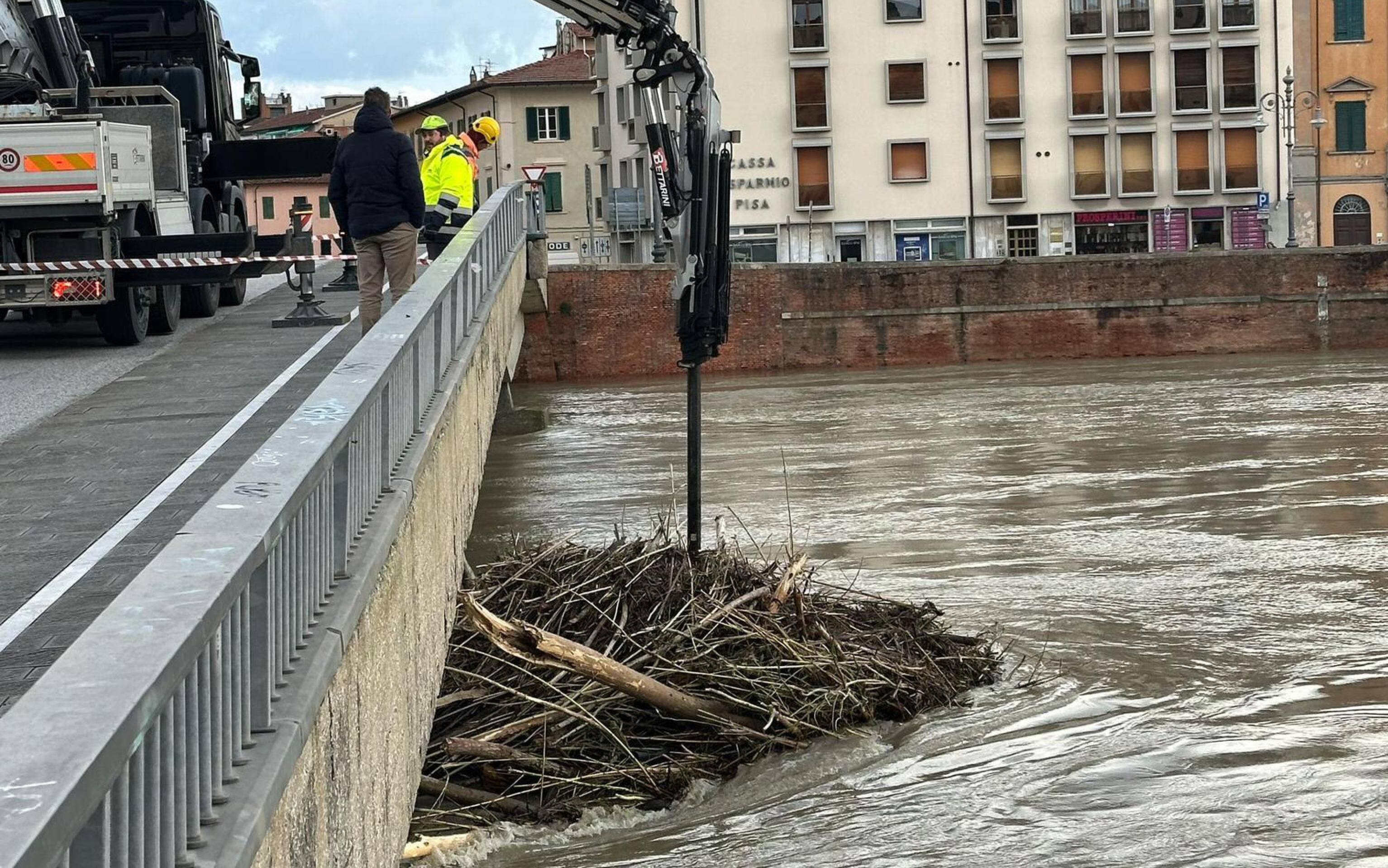 A Pisa puliti i ponti sull'Arno A Pisa puliti i ponti sull'Arno