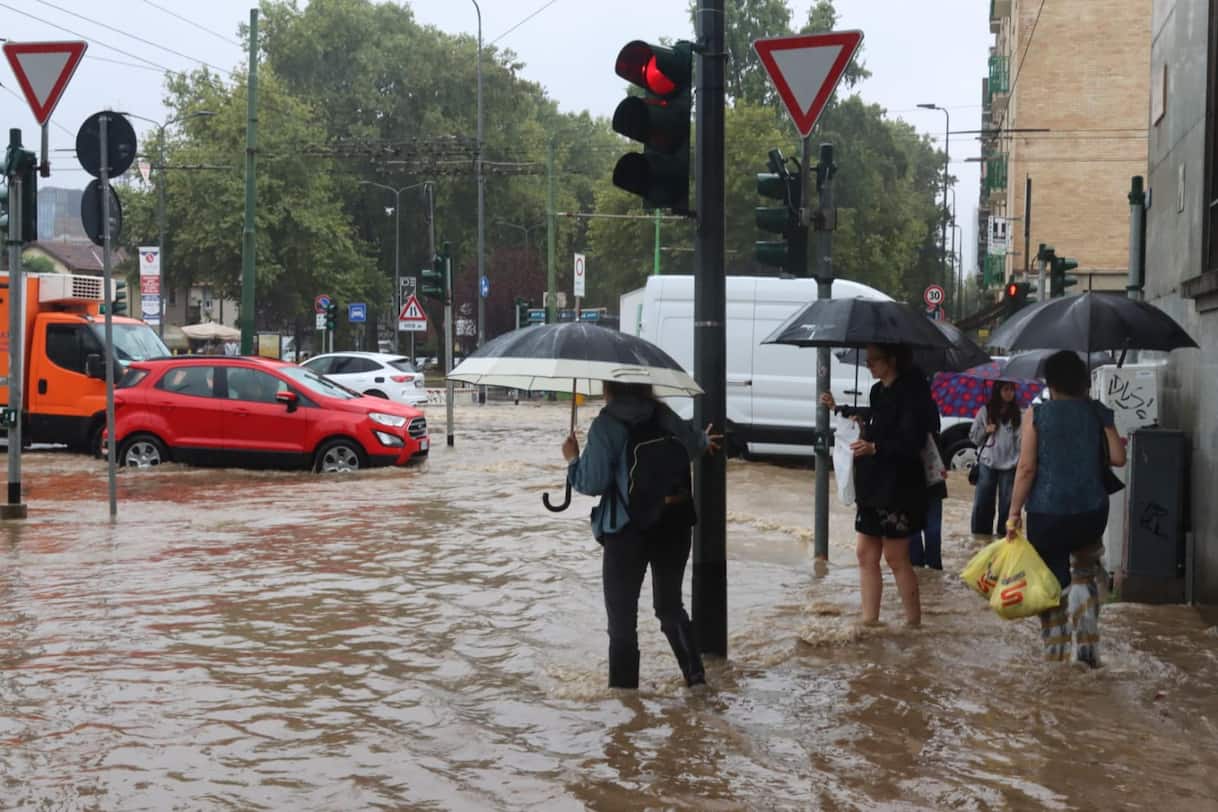 Maltempo al Nord, a Milano esonda il Seveso. Donna dispersa nell