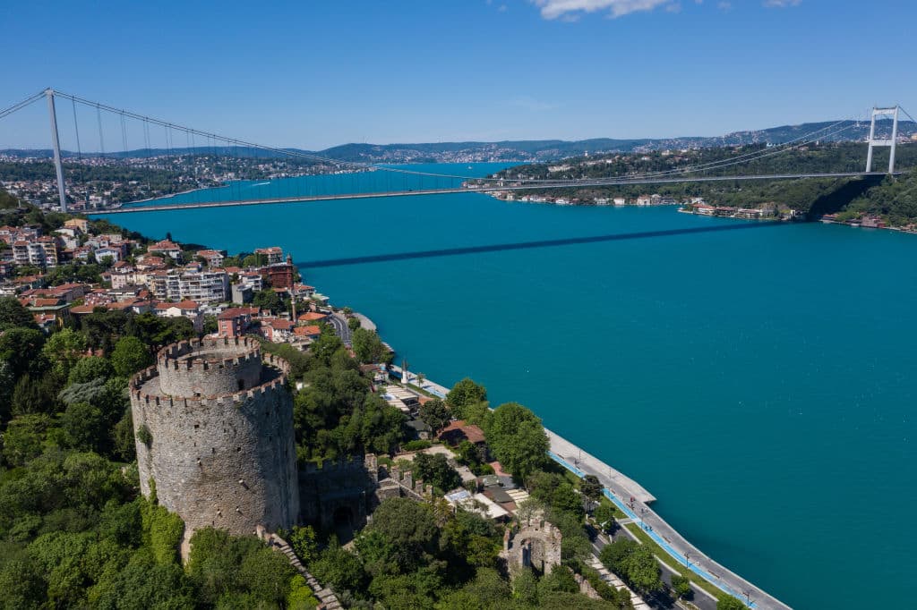 Un'immagine del Bosforo turchese ISTANBUL, TURKEY - MAY 24: In this aerial photo from a drone, Rumeli Fortress and Bosphorus shoreline is seen empty on the first day of the Muslim holiday of Eid al-Fitr during a four-day lockdown to help stop the spread of the coronavirus on May 24, 2020 in Istanbul, Turkey. Under normal circumstances families visit the graves of loved ones on the first day of Eid , however due to the pandemic lockdowns all Eid celebrations were cancelled this year despite dropping infection rates. As of May 24, Turkey has reported 4,340 coronavirus-related deaths and 156,827 confirmed cases. (Photo by Burak Kara/Getty Images)