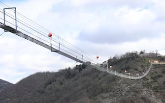 Inaugurazione e attraversamento del ponte tibetano a Sellano, 23 marzo 2024. Ansa/Gianluigi Basilietti