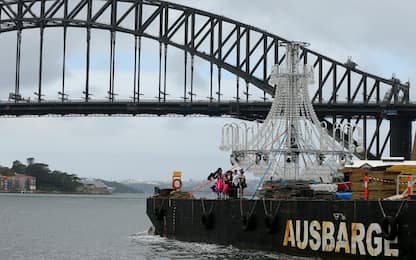 Sydney, il lampadario de "La Traviata" in viaggio sulla baia