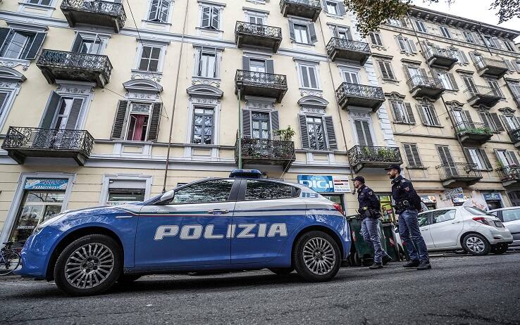 Sgomberati due alloggi nel quartiere Aurora, a Torino, più precisamente in corso Giulio Cesare 25. All'interno, la polizia ha trovato 28 cittadini bengalesi stipati tra immondizia e condizioni igieniche precarie, 15 novembre 2022. ANSA/JESSICA PASQUALON