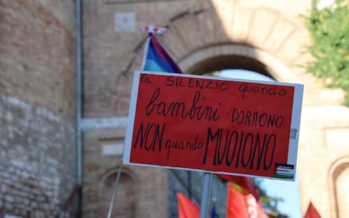 A moment as the Peace March departs from Perugia to Assisi. The rainbow colors of the peace flag and the Palestinian flag dominate among the many flags carried by participants. The march opens with a large banner reading "Fraternity." Perugia, October 12, 2025. ANSA / GIANLUIGI BASILIETTI