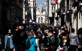People stroll in Via del Corso street on Sunday morning during the Coronavirus Covid-19 pandemic emergency in Rome, Italy, 21 February 2021. ANSA/ANGELO CARCONI