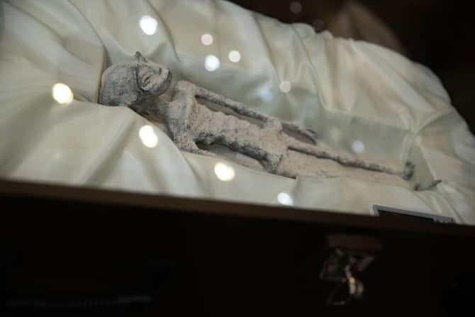 Alieni, le foto dei presunti cadaveri mummificati mostrati al congresso in  Messico