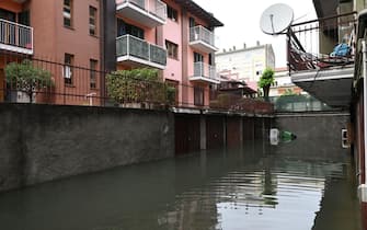 Maltempo, a Milano allagamenti e strade chiuse nel quartiere Ponte Lambro al confine con Peschiera Borromeo, 5 settembre 2024 ANSA/ Andrea Canali
--- 
Bad weather, flooding and closed roads in the Ponte Lambro district on the border with Peschiera Borromeo in Milan, 5 September 2024 ANSA/ Andrea Canali