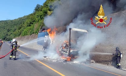 Firenze, camion a fuoco sull'Autosole: fino a 13 km di coda per ore