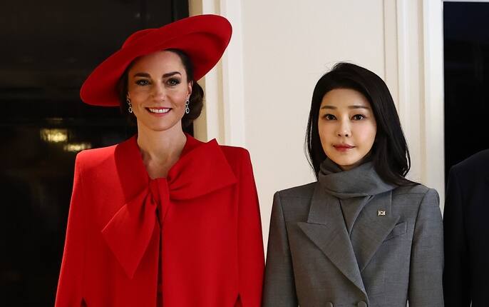 Kim Keon-hee e il marito presidente sudcoreano Yoon Suk-yeol a Buckingham Palace
