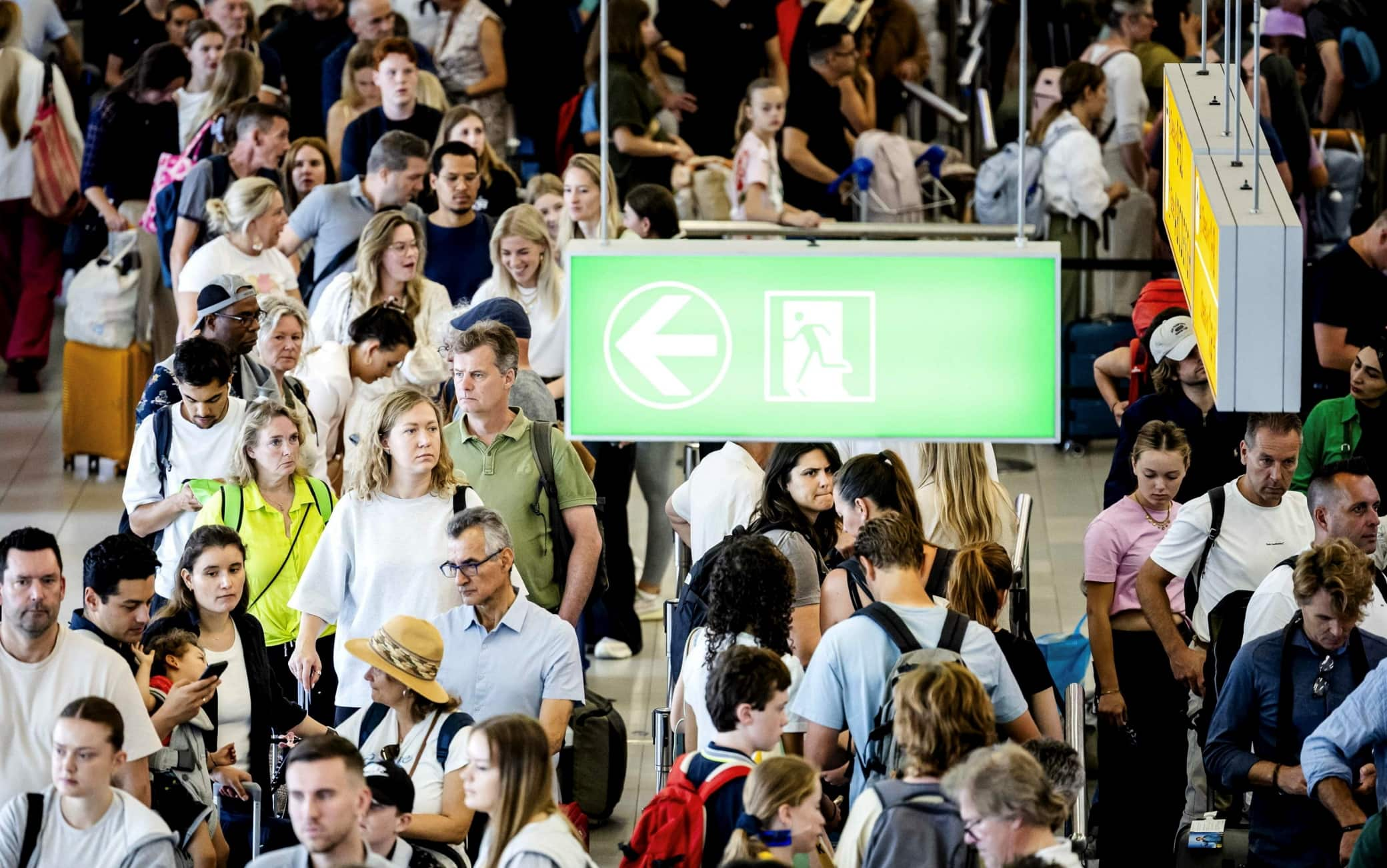 persone all'aeroporto